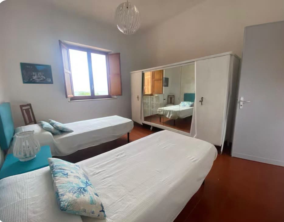 Zimmer mit Spiegelschrank