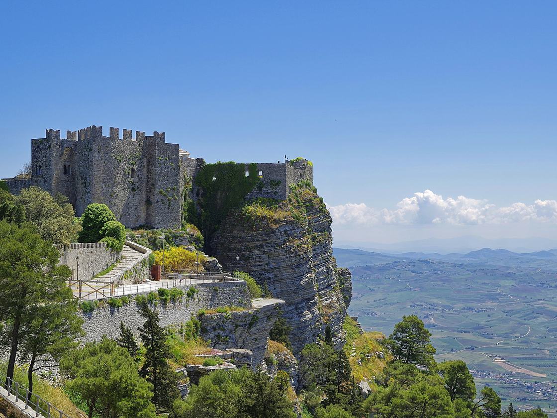 Das Venusschloss von Erice hoch über dem Felsen, darunter die Ebene von Trapani