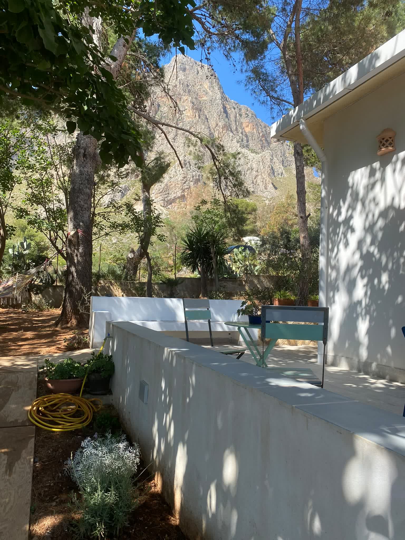 Die Außenseite der Villa mit dem Monte Cofano im Rücken