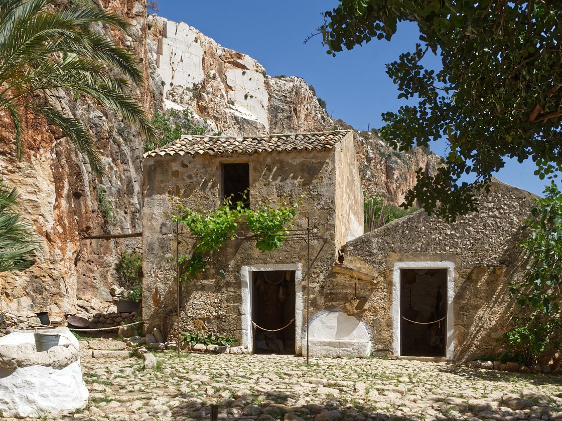 Die Steinhäuser der Mangiapane-Höhle, an die Felswand gebaut