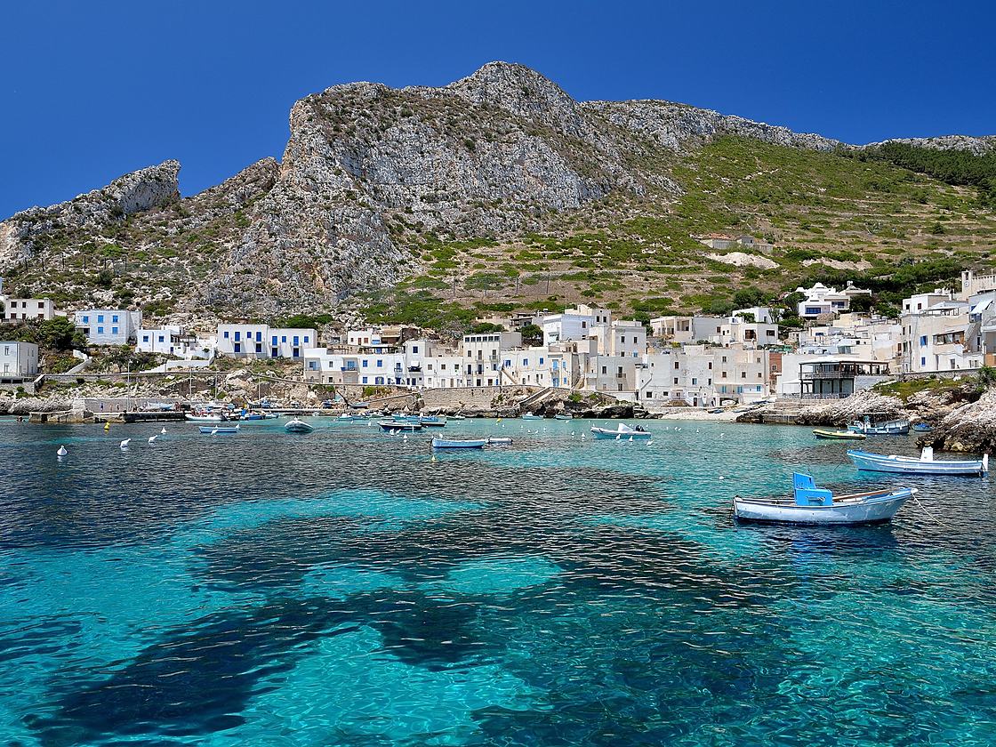 Der Hafen von Levanzo auf den Ägadischen Inseln, mit Booten auf dem klaren Wasser