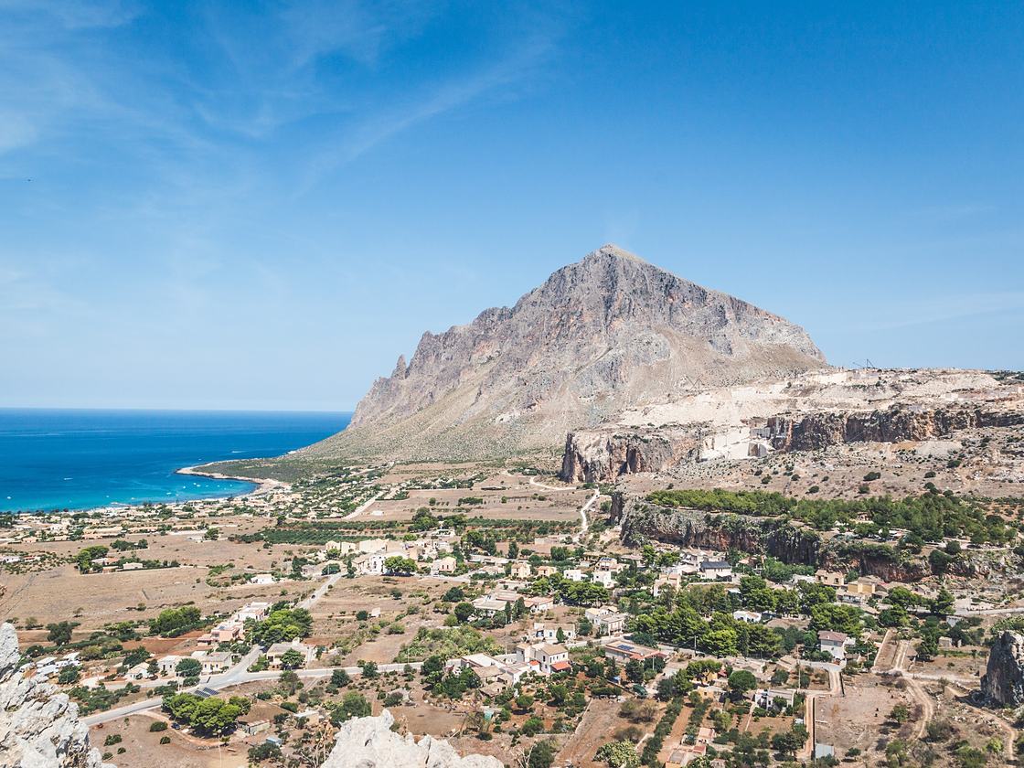 Der Monte Cofano von oben, mit der Bucht von Cornino und dem Land zu seinen Füßen