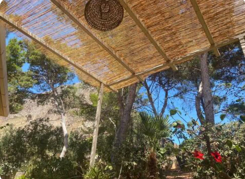 Pergola aus Schilfrohr