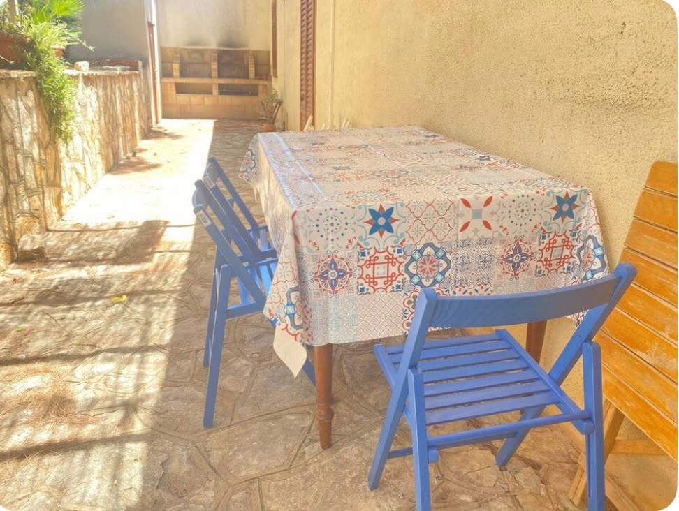Gedeckter Tisch im Freien