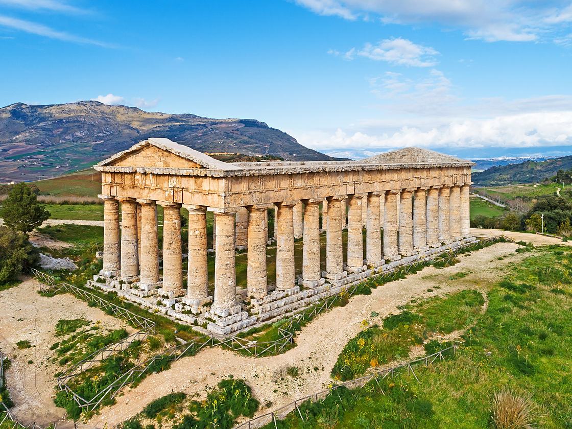 Der dorische Tempel von Segesta auf dem Hügel, dahinter das Tal und die Berge